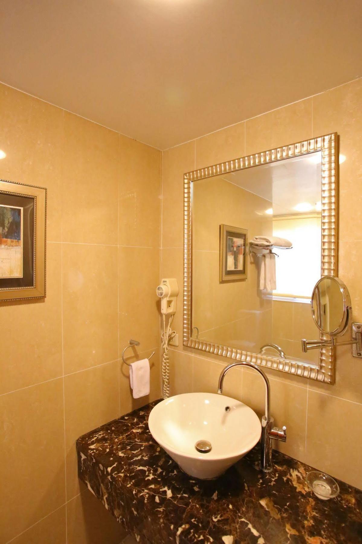 เอเลแกนซ์ โฮเต็ล Hotel ไทเป ภายนอก รูปภาพ